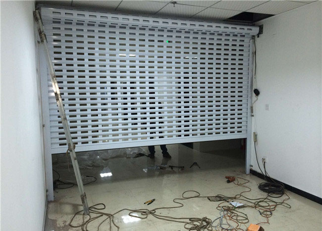 濟(jì)南卷簾門廠家為大家介紹濟(jì)南電動(dòng)卷簾門的安裝及使用！建議收藏！